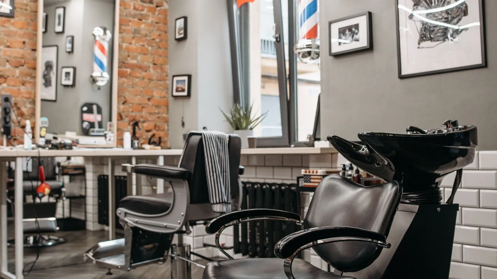 Barbier taillant une barbe dans un barbershop chaleureux au décor vintage