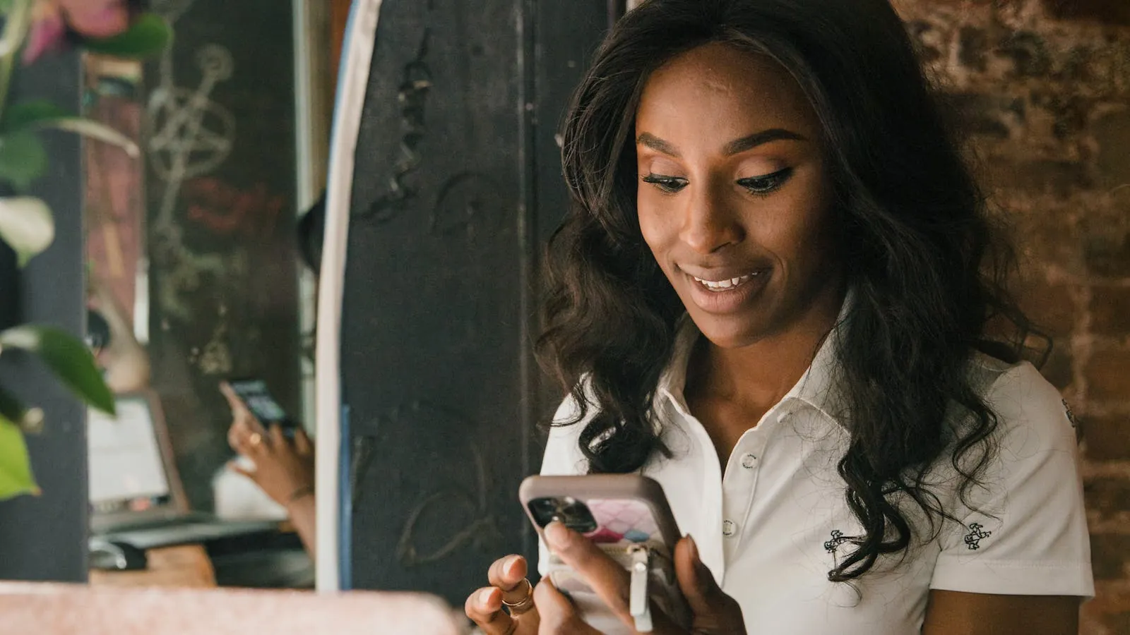 Balance de justice symbolique posée sur un comptoir à côté d'un smartphone affichant des étoiles d'avis Google