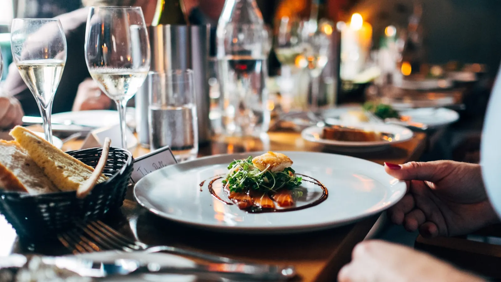 Salle de restaurant moderne avec service à l'assiette