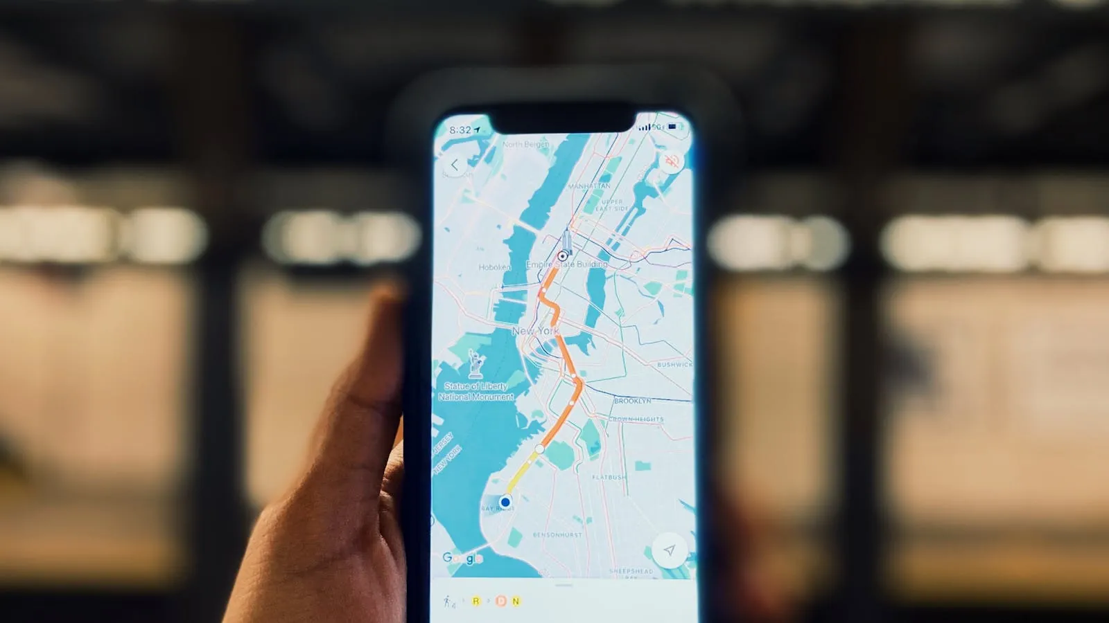 Smartphone affichant une recherche Google Maps avec le top 3 des commerces locaux et leurs étoiles