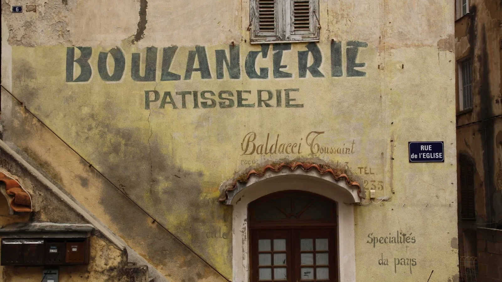 Vitrine de boulangerie artisanale au petit matin, baguettes dorées et viennoiseries en présentoir