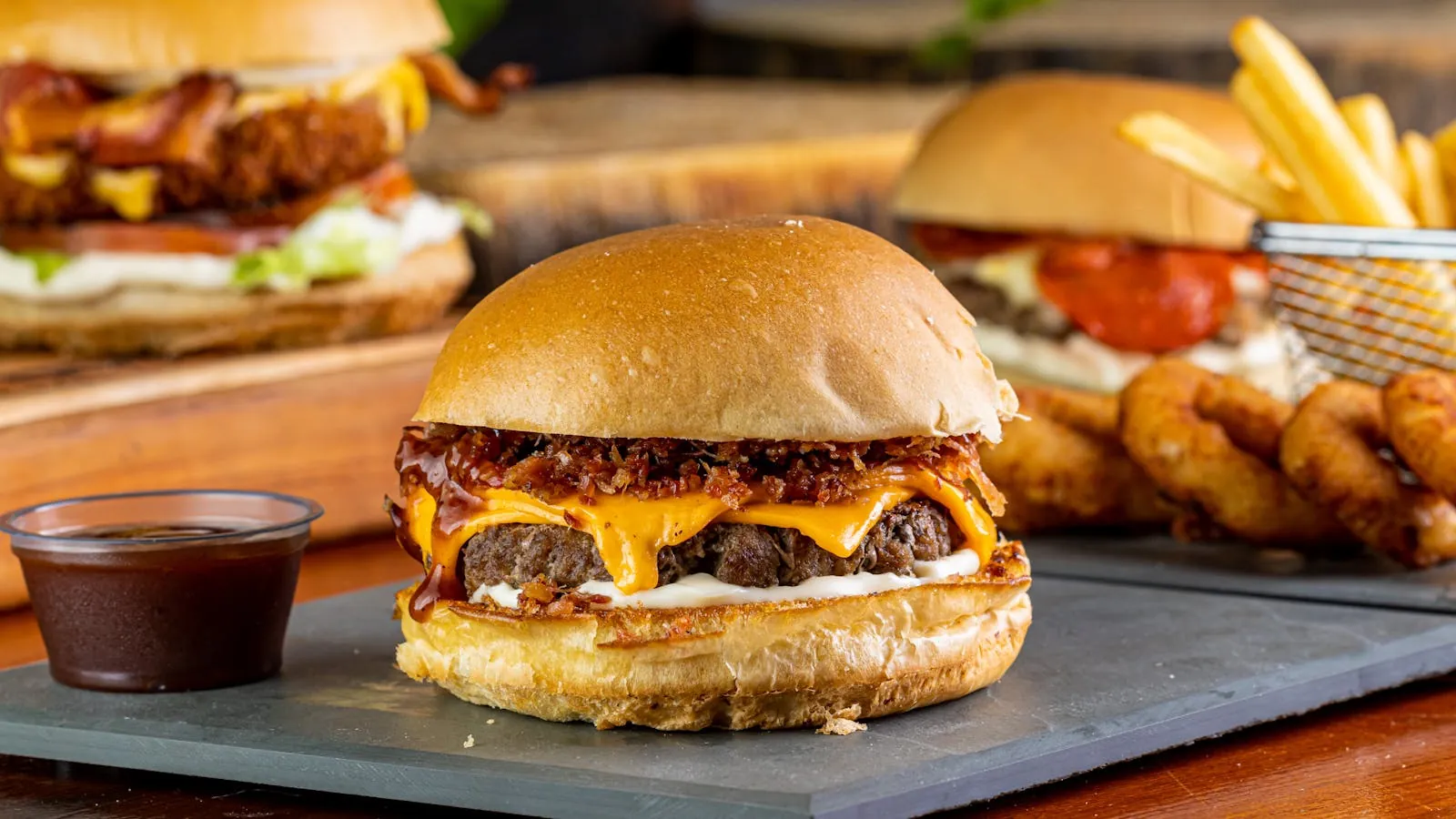 Burger gourmet maison fraîchement préparé sur le comptoir d'un fast-food indépendant