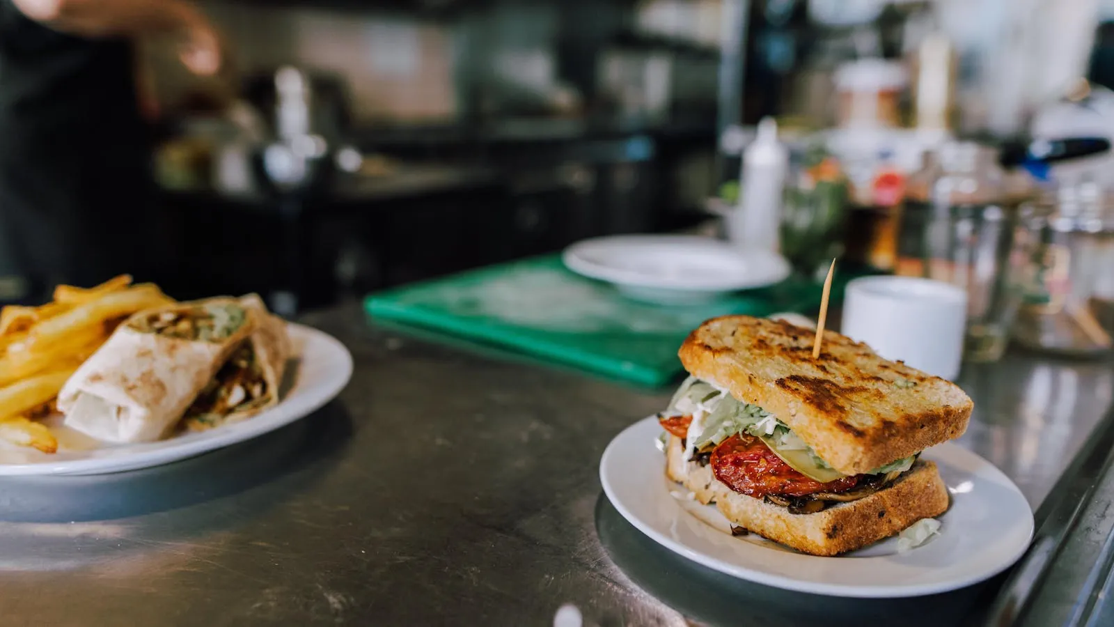 Sandwicherie de quartier à l'heure du déjeuner, sandwichs frais en présentoir et file de clients