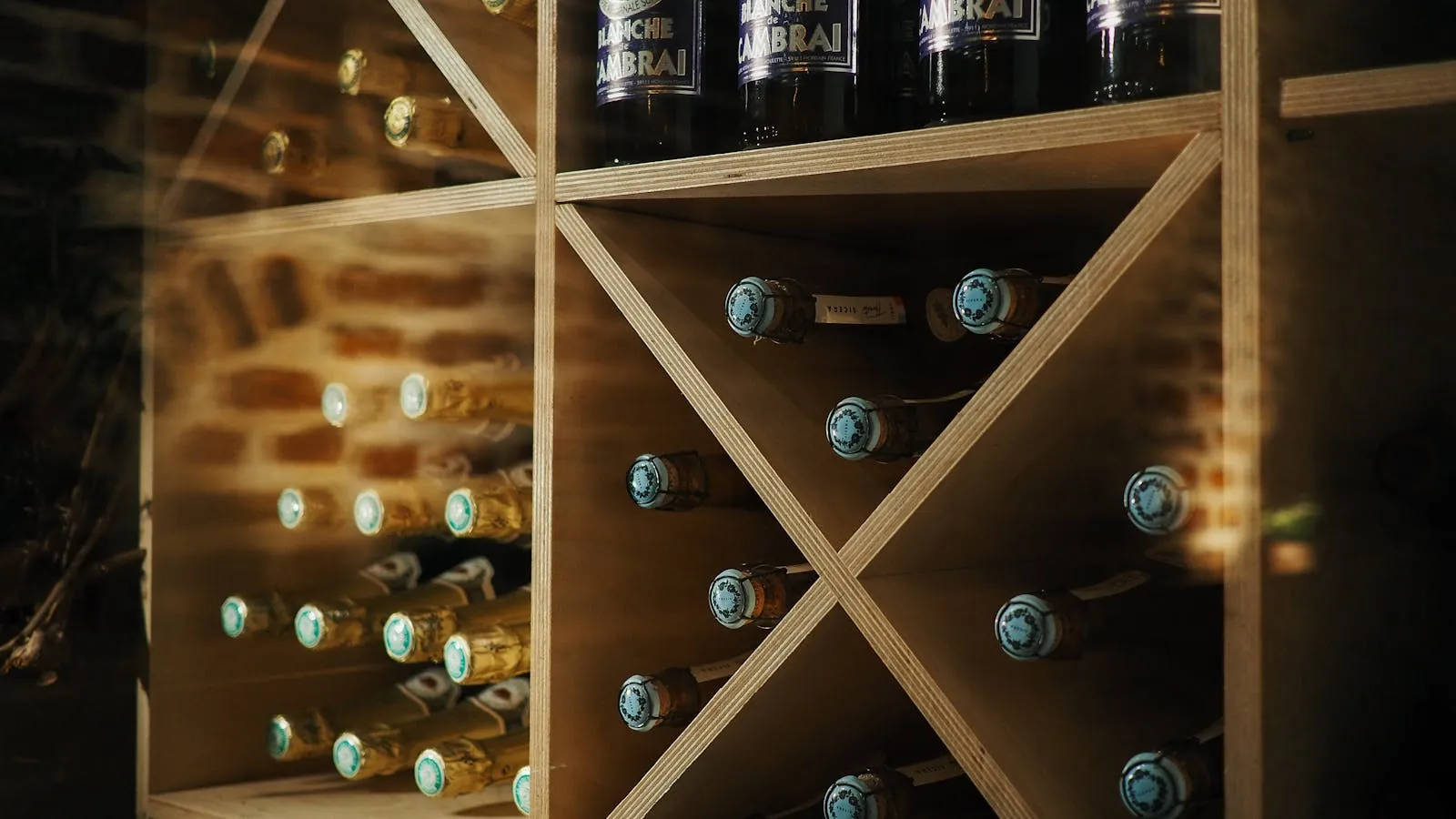 Caviste conseillant un client devant des étagères de bouteilles de vin en bois