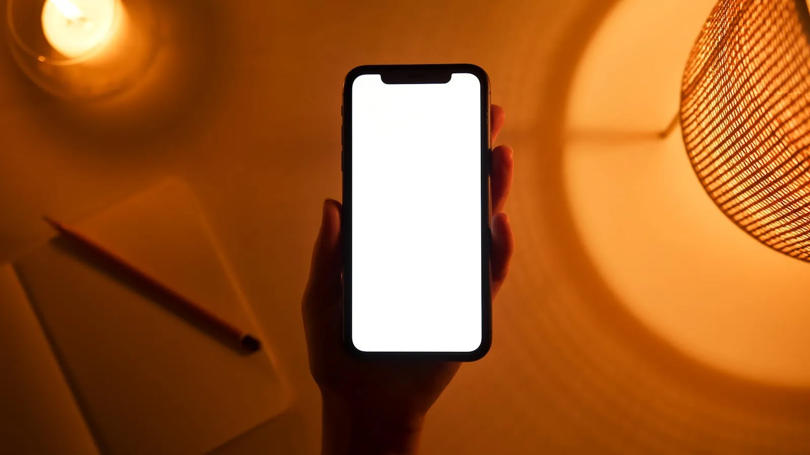 Vitrine de commerce avec autocollant note Google 4,5 étoiles bien visible, passants flous dans la rue