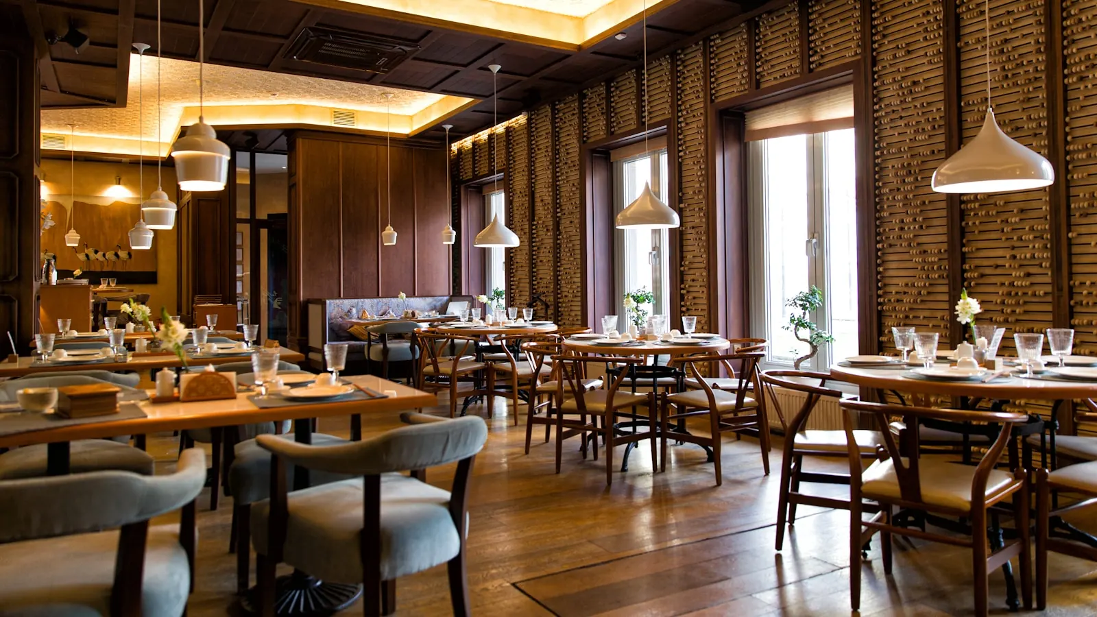 Salle de restaurant vide en début de service