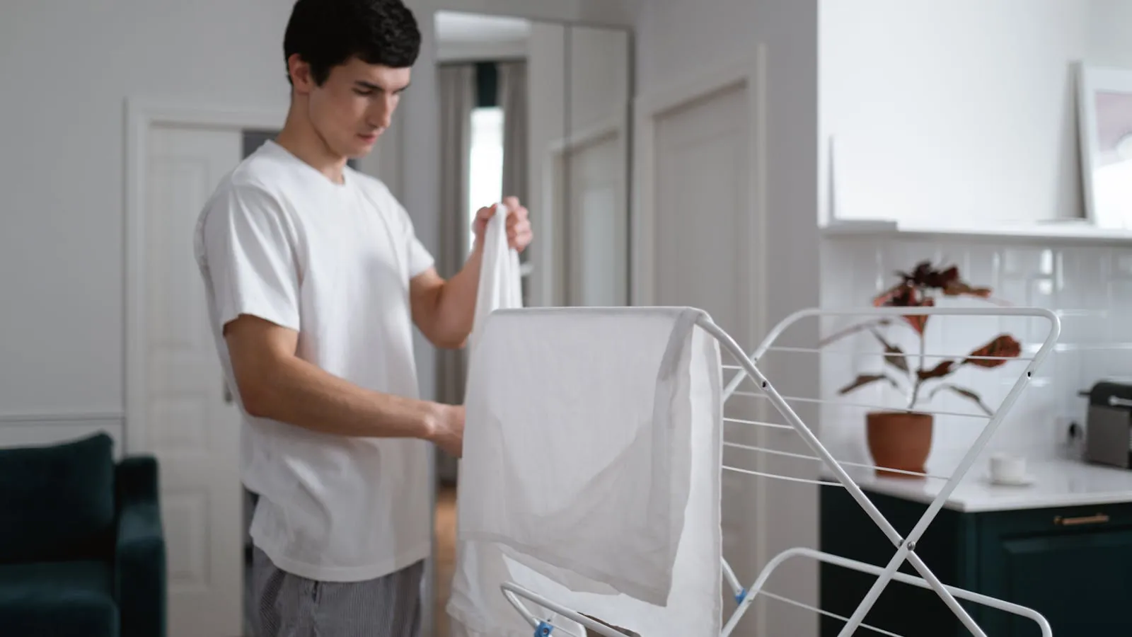Intérieur de pressing avec rangées de vêtements housses sous plastique et comptoir d'accueil