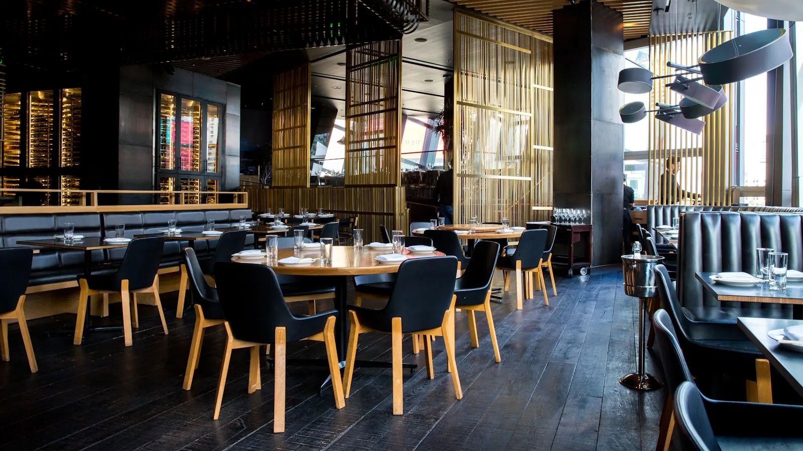 Comptoir de bar français traditionnel en journée